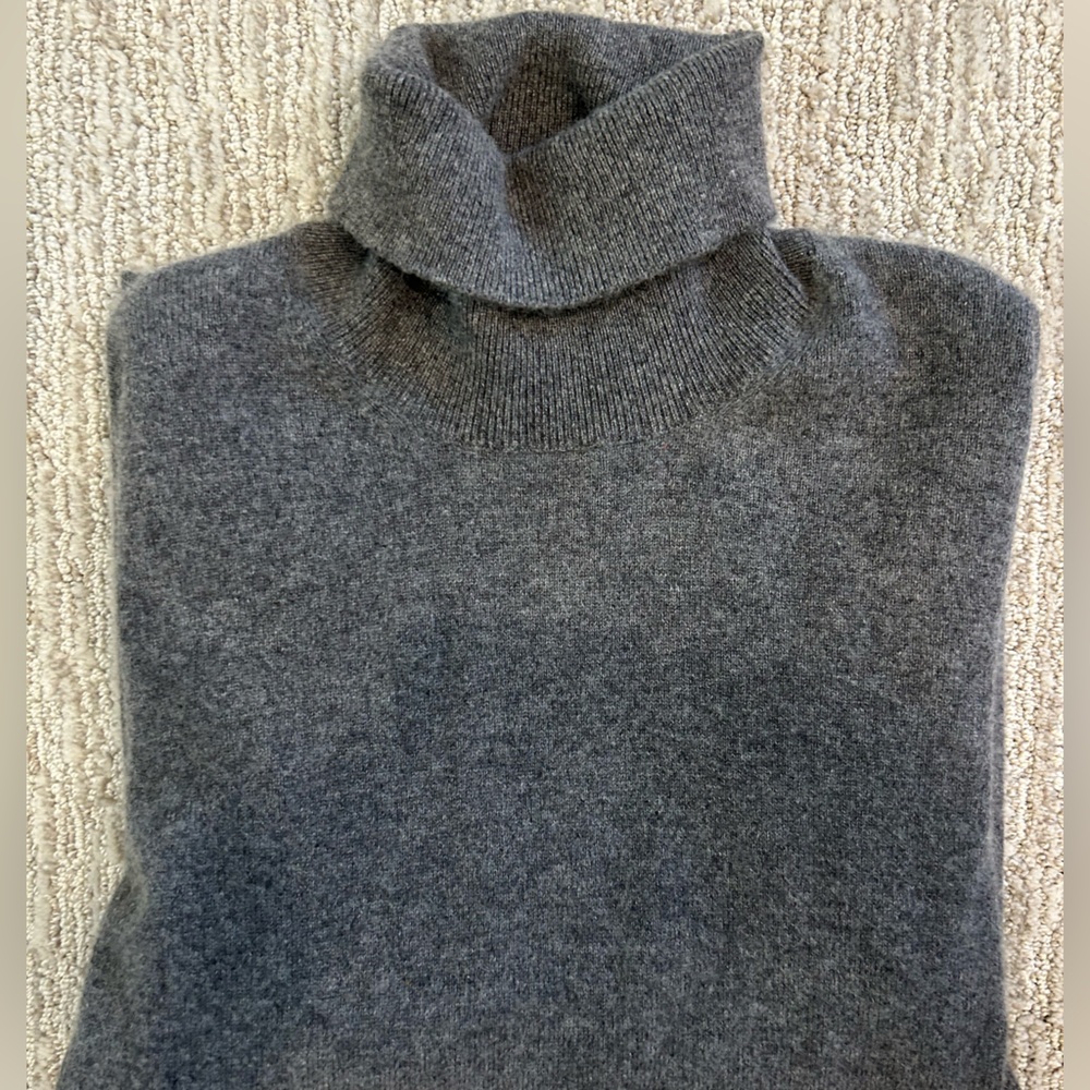 Mc Duff Women’s cashmere Gray Turtleneck Sweater, size medium